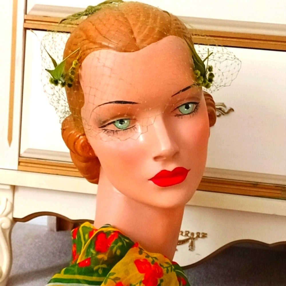 RARE, STUNNING VINTAGE HEAD NET WITH BIRDS AND BOW IN ORIGINAL BOX!